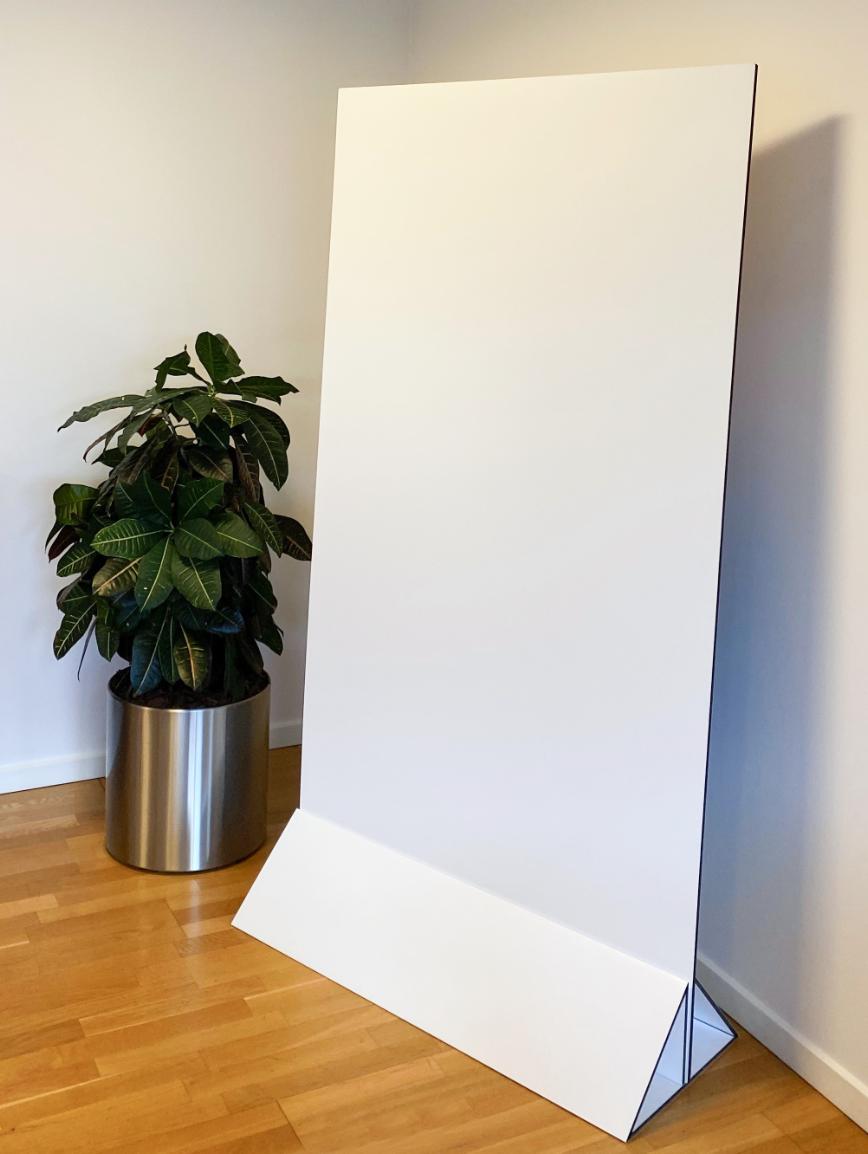 Gulvafskærmning med foldbar trekantfod