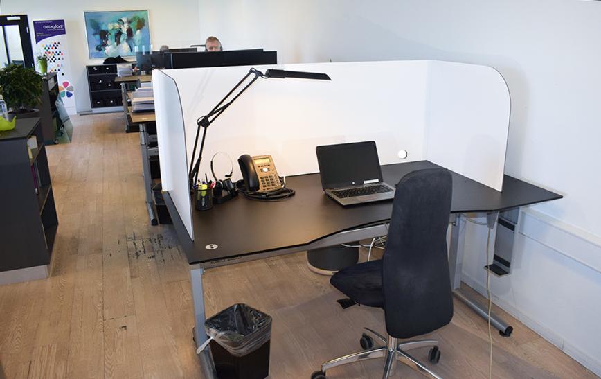 Afskærmning til bord